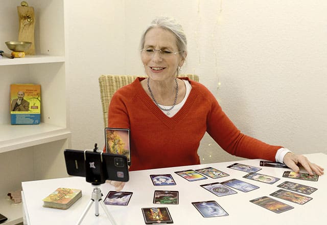 Andrea Bauer Bergmann legt dir deine persönlichen Karten in Verbindung mit der 5 Dimension.